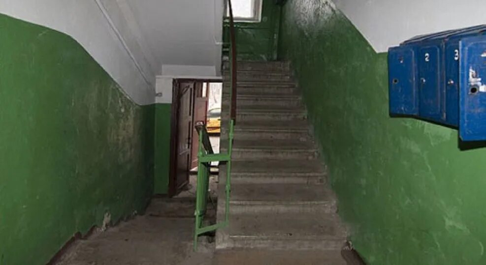 в подъезде пять этажей. лестничная площадка с дверью в квартиру. подъезд 1 кв 1-36. лестничная клетка в подъезде. подъезд квартиры.