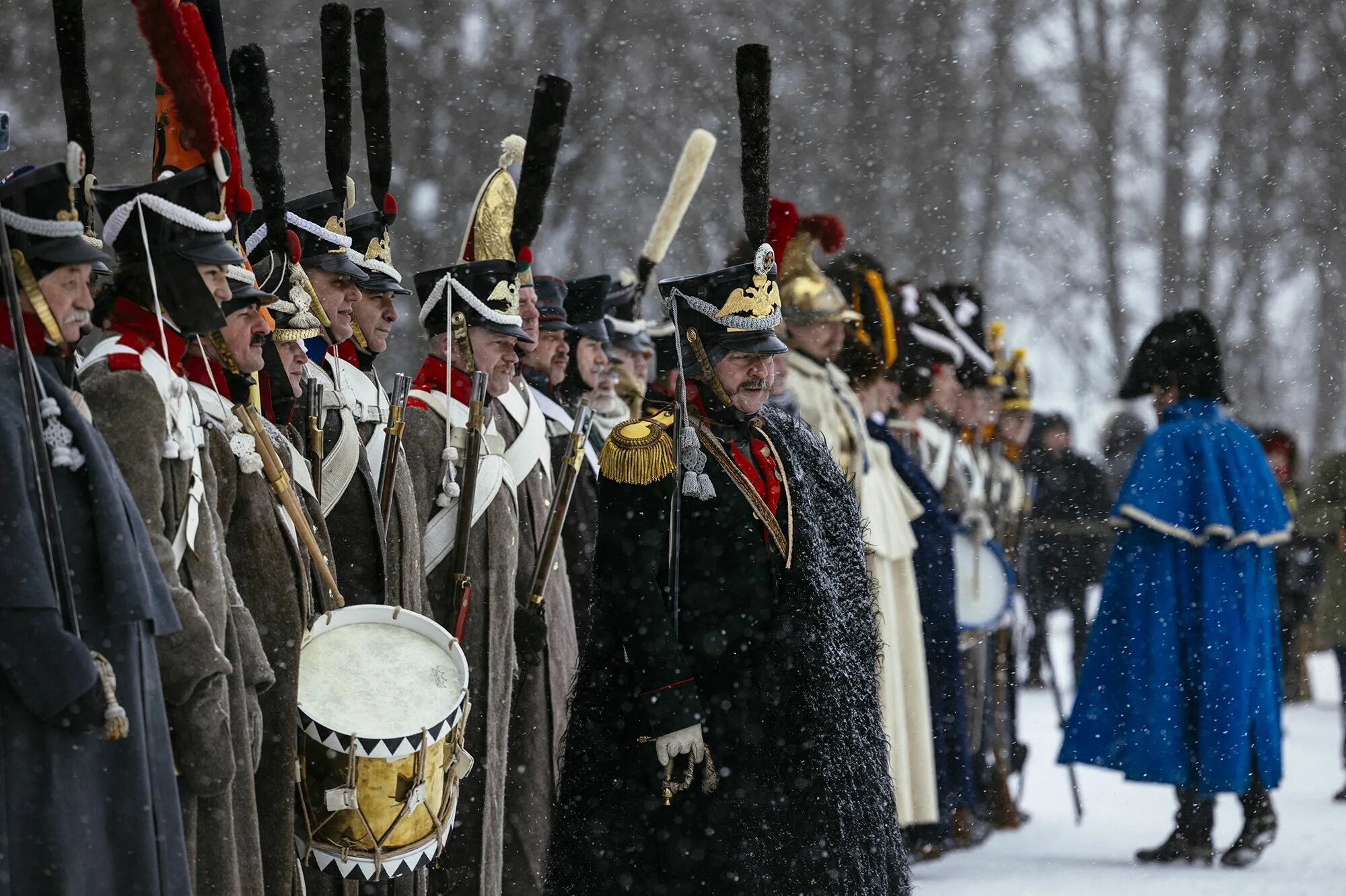 Французы мерзнут. Французы 1812 реконструкторы. Бородинская битва 1812 года французские солдаты. Французы 1812 реконструкторы Наполеон. Французы 1812 года.