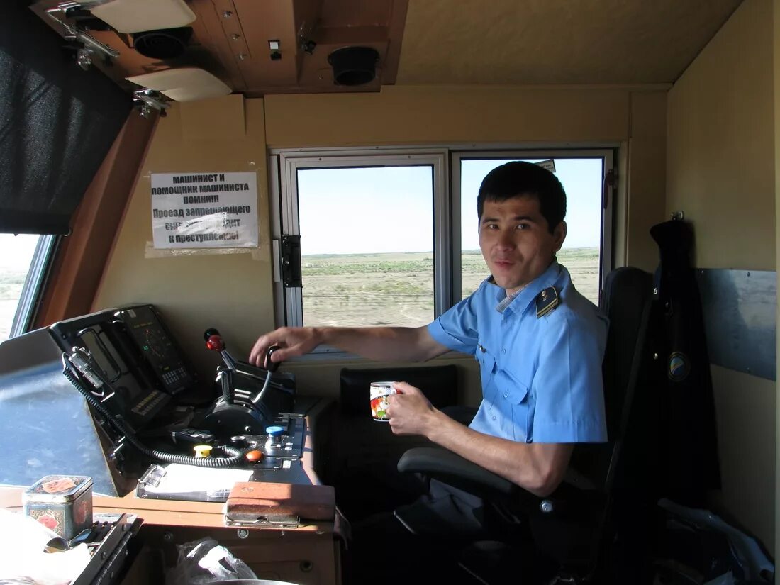 форма машиниста казахстана. форма ктж казахстан темир машиниста. работа машинист в казахстане. помощник машиниста электровоза тепловоза.