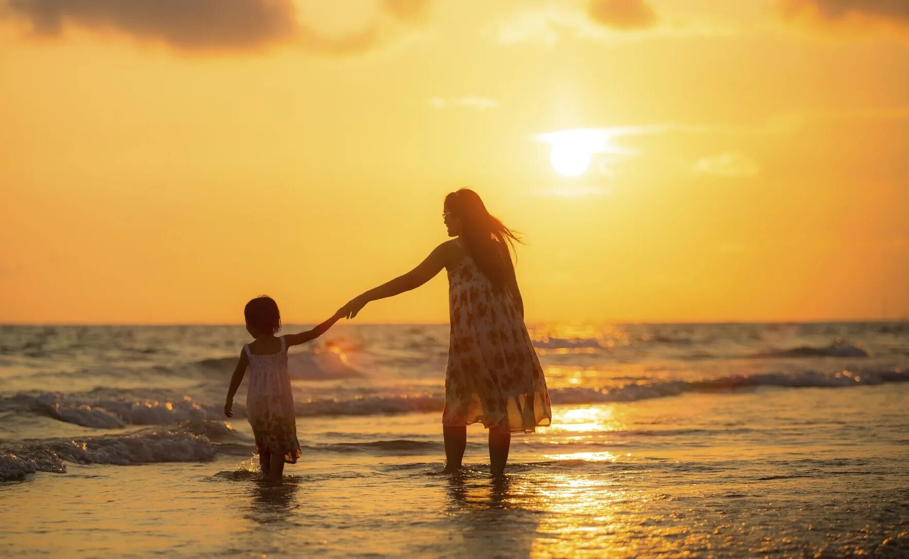 Мама закат. Мамочка на закате с детьми. Мама с ребенком на море закат. Девушка с ребенком на закате. Мама и ребенок на берегу моря.