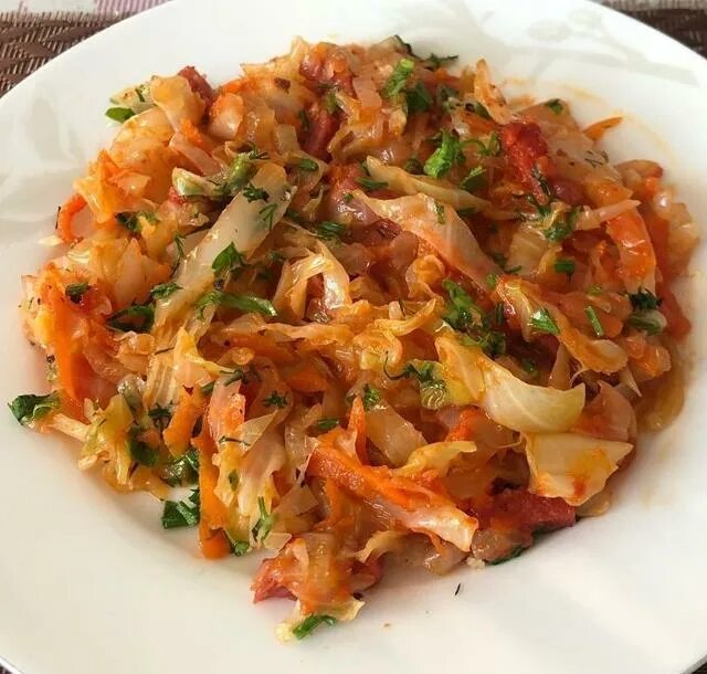 Калории с капустой тушеной с курицей. Тушеная капуста с томатом. Тушеная капуста с луком. Тушеная капуста калории. 100 Грамм тушеной капусты.