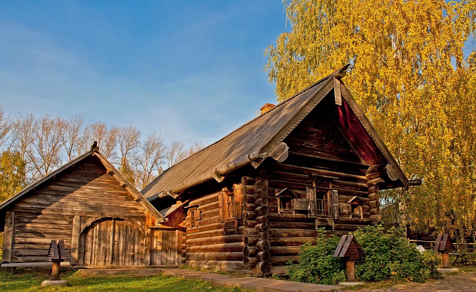 Wooden на русском. Деревянное зодчество древней Руси. Изба в древней Руси. Деревянные избы древней Руси. Изба сруб древней Руси.