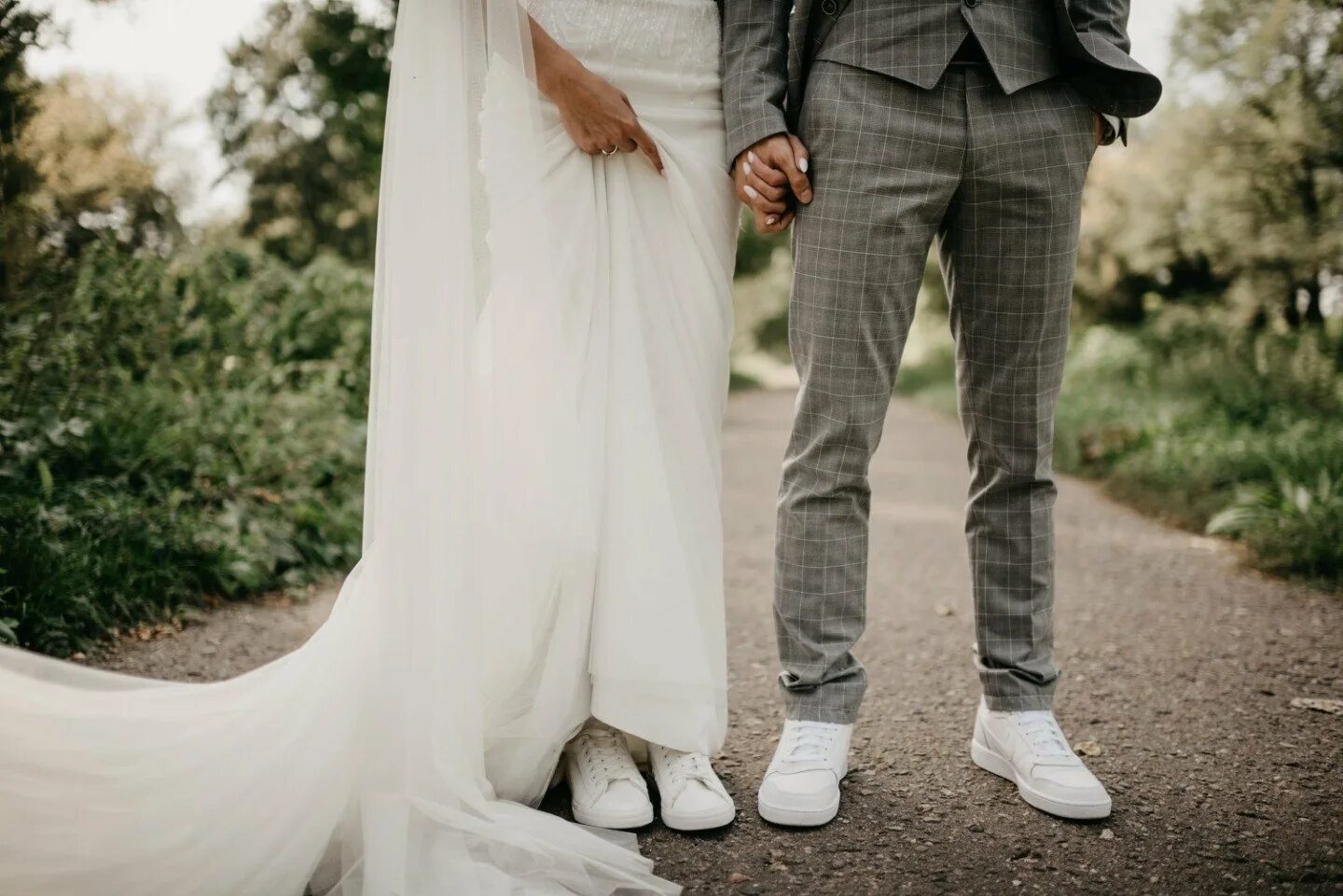 Брачная одежда. Кеды на свадьбу невесте и жениху. Свадебное платье с кедами. Свадебное платье с кроссовками. Свалелеое платье с кроссовками.