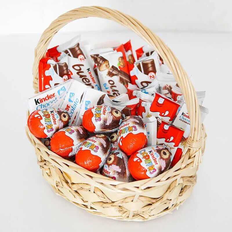 сладкий подарок в корзинке. сладкий подарок. вкусные подарки для детей. подарочная корзина с фруктами и сладостями. вкусные подарки для детей.