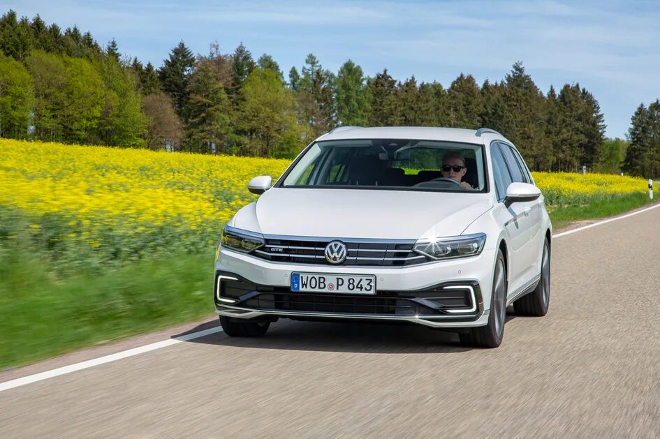 Тест драйвы фольксваген. VW Passat GTE 2020. Passat b8 GTE variant. Новый Фольксваген гибрид. Новый Volkswagen Passat тест драйв.