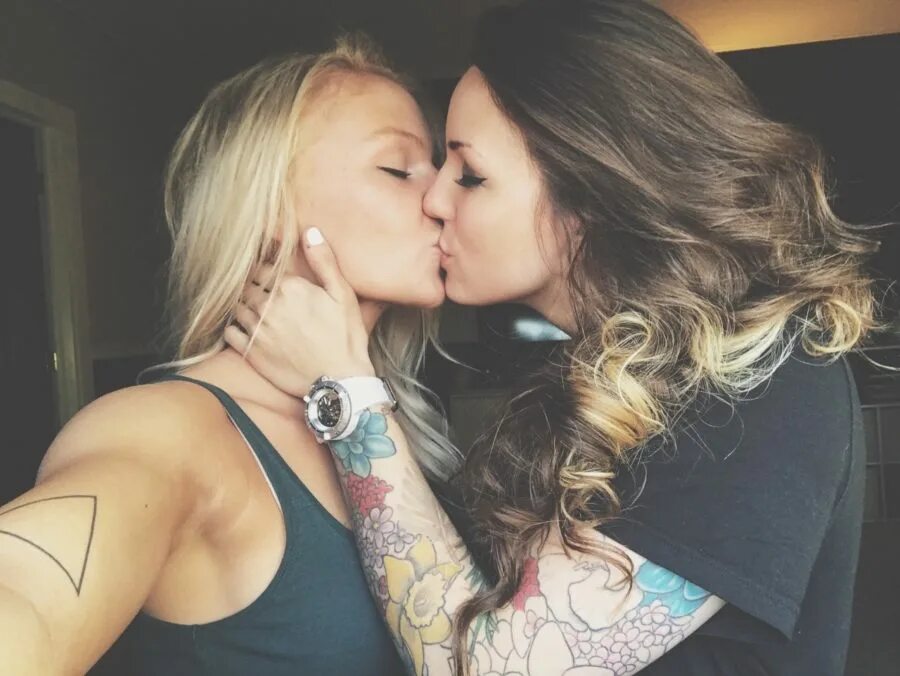 These lesbians. Девушки целуются. Две красивые девушки. Красивый поцелуй двух девушек. Девушка целует девушку.