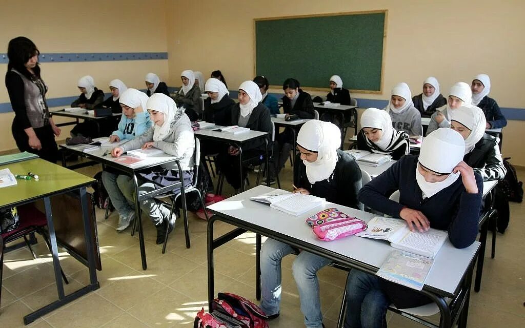 Арабская школа. Школы в ОАЭ. Школы в арабских Эмиратах. Арабы в школе. Араб школа
