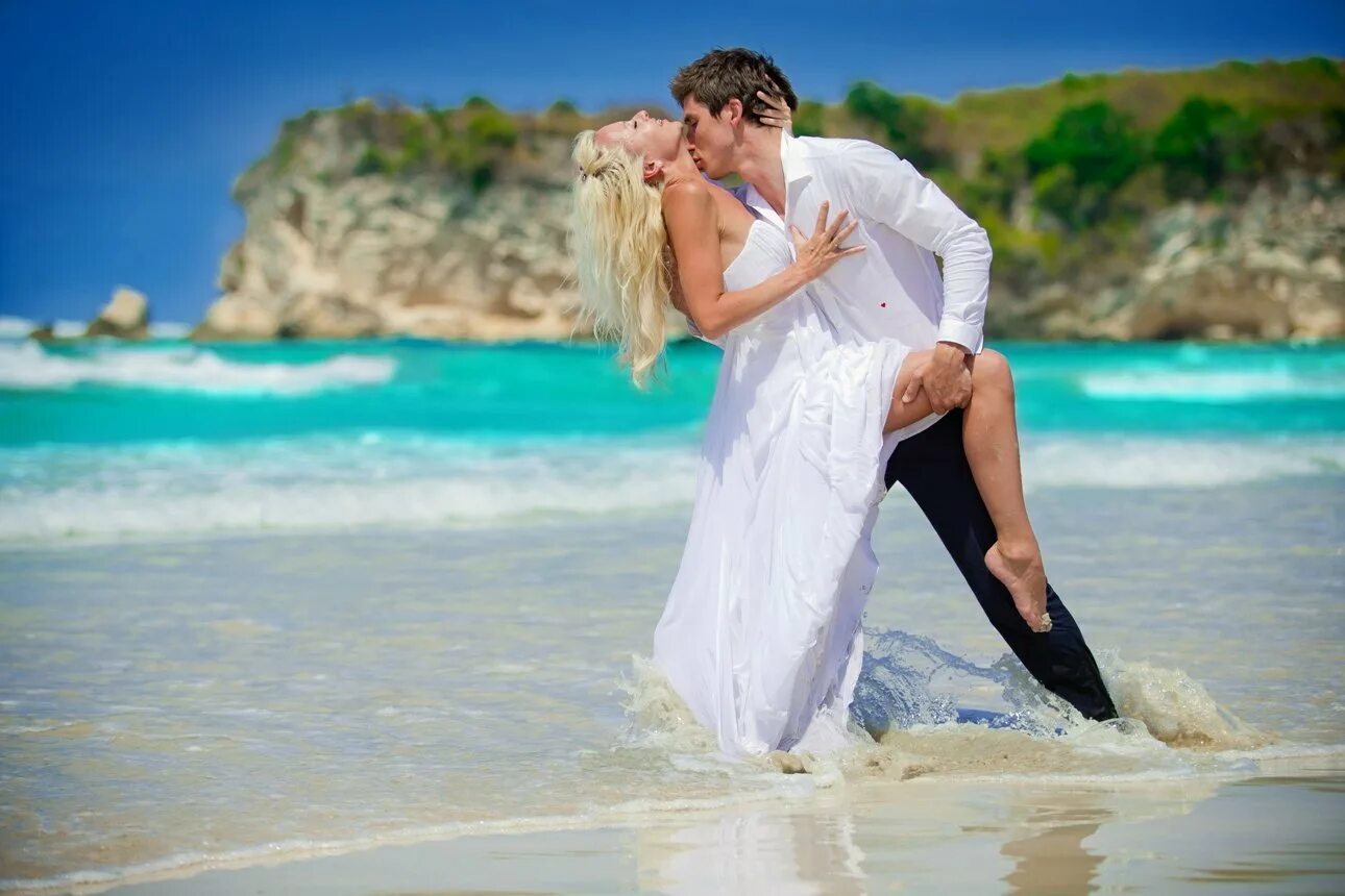Свадебная фотосессия на пляже. Фотосессия свадьбы на море. Молодожены на берегу моря. Свадьба у океана. Муж б