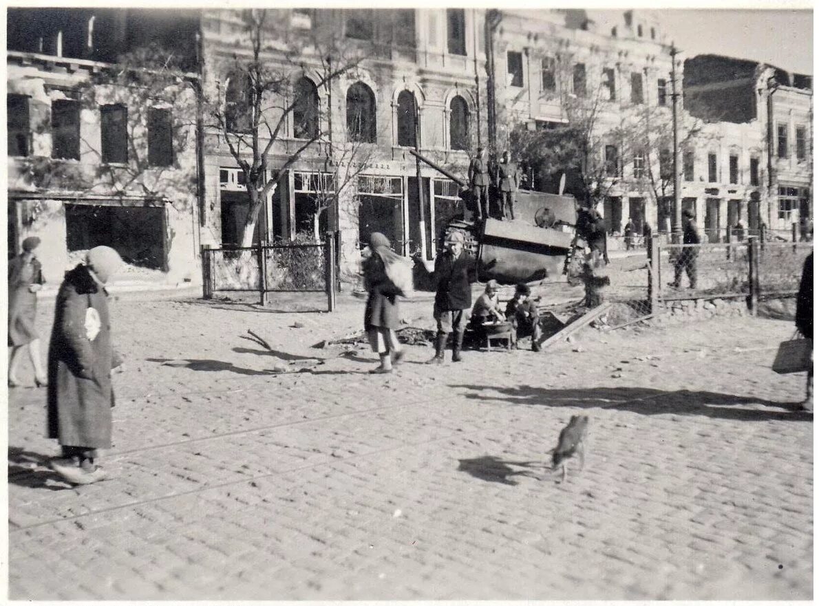 Оккупация ростова на дону в 1941 и 1942гг. Театр горького ростов война. Немцы штурмуют ростов 1942. Бои в ростове-на-дону 1942 немцы. Битва ростов на дону 1942.