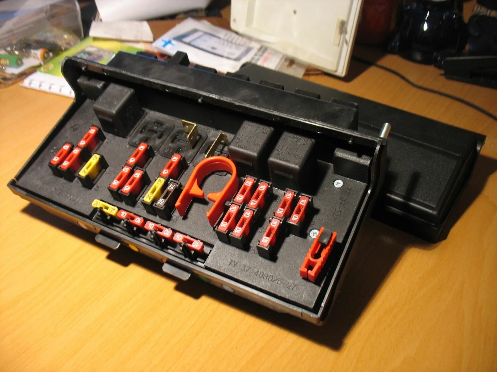 Блок предохранителей 402. Монтажный блок ваз 2105. Блок предохранителей ваз ваз 2105. Панель предохранителей ваз. Предохранительный блок ваз 2107.