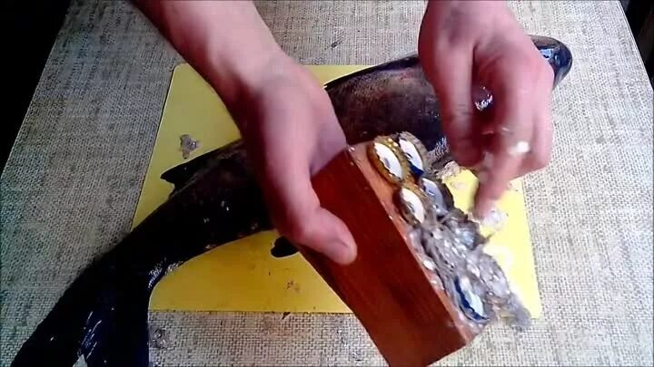 Как почистить чешую. Чистка рыбы. способы очистки рыбы от чешуи. как быстро почистить рыбу. как почистить рыбу от чешуи.