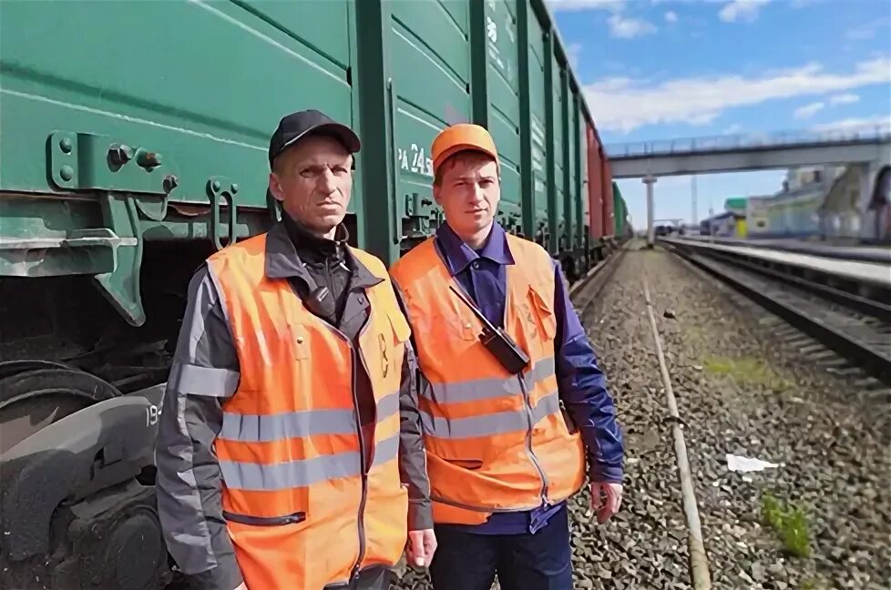 Вчдэ-7 красноярск-восточный. Железнодорожник. Вагонное депо люблино. Сигнальный жилет ржд для осмотрщиков вагонов. Желездорожник.