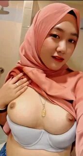 Cewek cakep suka pamer tetek.