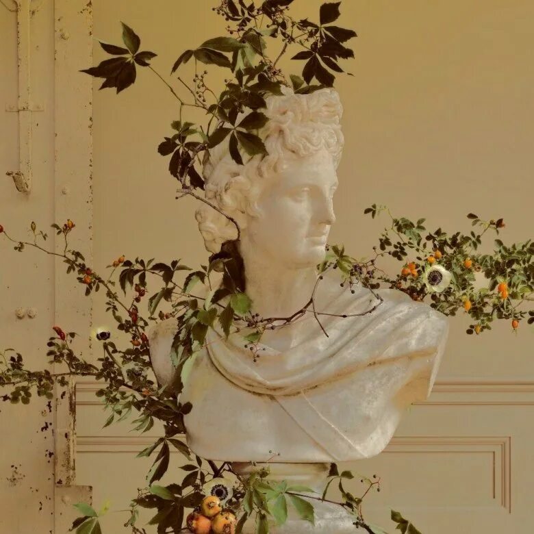 Эстетическое изображение. Скульптура с цветами. Уютно с растениями. Мольберт на природе. Рисование эстетика.