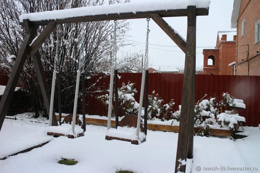 Родео с999 качели ольса. Театральная площадь благоустройство омск. Качели омск. Дети на качелях во дворе. Садовые качели с крышей из гибкой черепицы.