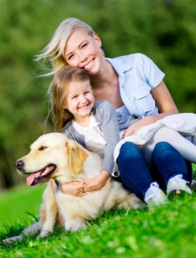 Мама дочь собака. Дочка с собакой. Фотосессия мама и дочь и собачка. Картинка семья пара 2 дочки и собака. Семья с собакой и мальчиком.