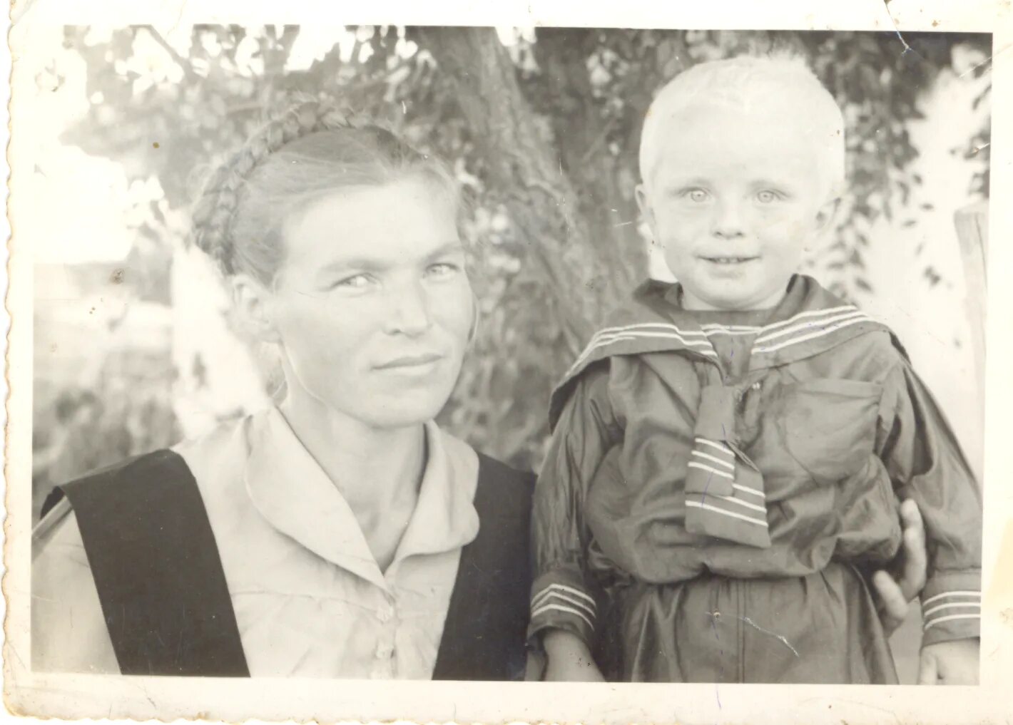В детстве многие мечтали. Советские семейные фотографии. Старые семейные фотографии. Семейные фото СССР. Советская семья фото.