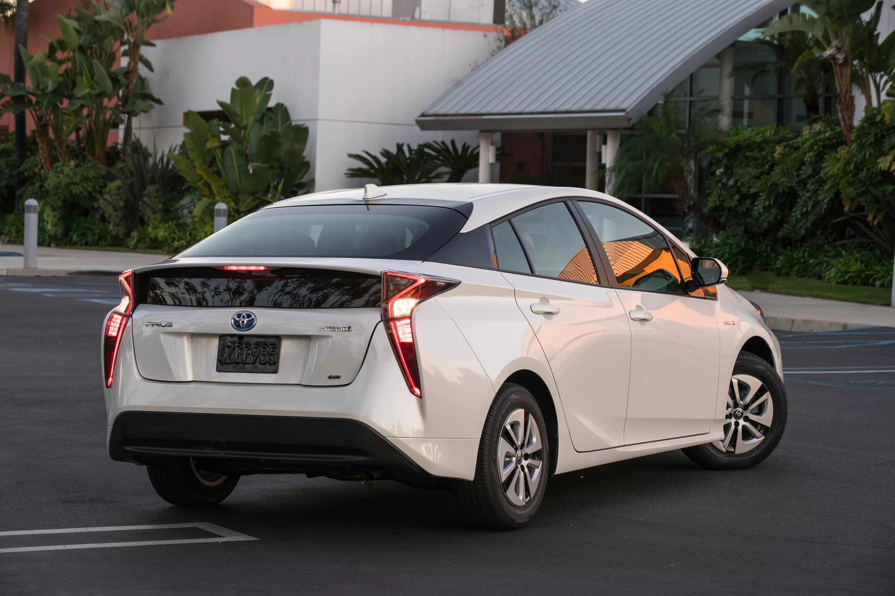 Toyota Prius 2016. Тойота Приус 2016 белая. Тойота Приус гибрид 2016. Toyota Prius 70.