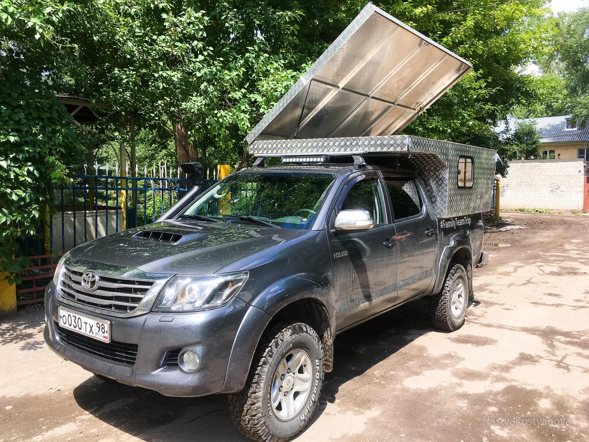 Пикап в челябинске. Тойота Хайлюкс с жилым модулем. Toyota Hilux жилой модуль. Жилой модуль для пикапа Тойота Хайлюкс. Кунг экспедиционный Toyota Hilux.