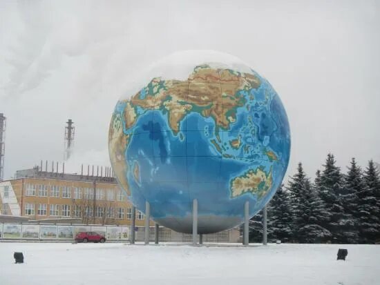Глобус в дорогобуже. Дорогобуж смоленская область глобус. Самый большой глобус. Самый большой глобус дорогобуж. Завод дорогобуж смоленская область.