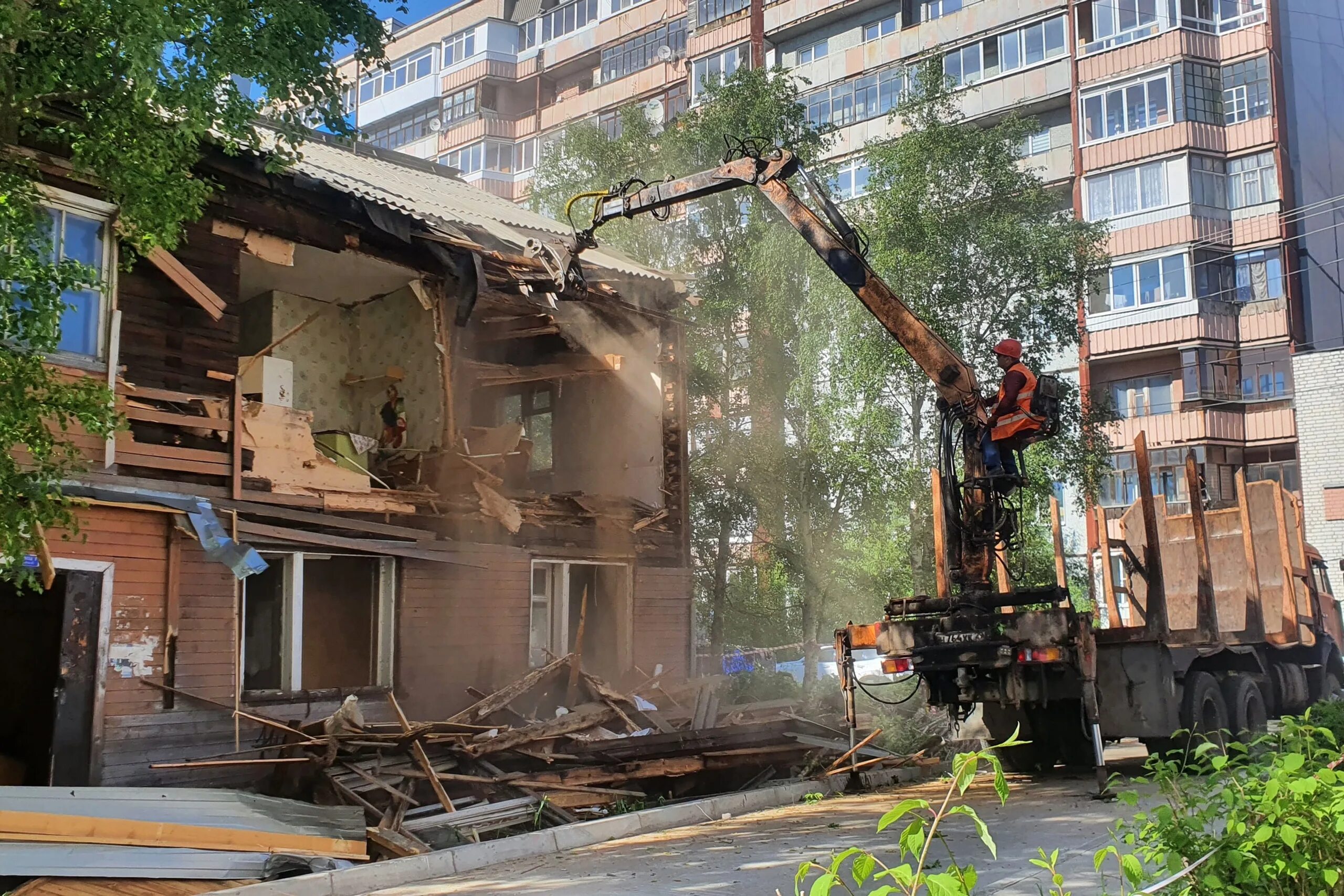 снос аварийных домов. новости сноса аварийных домах. аварийные дома. снесенный дом. демонтаж домов.