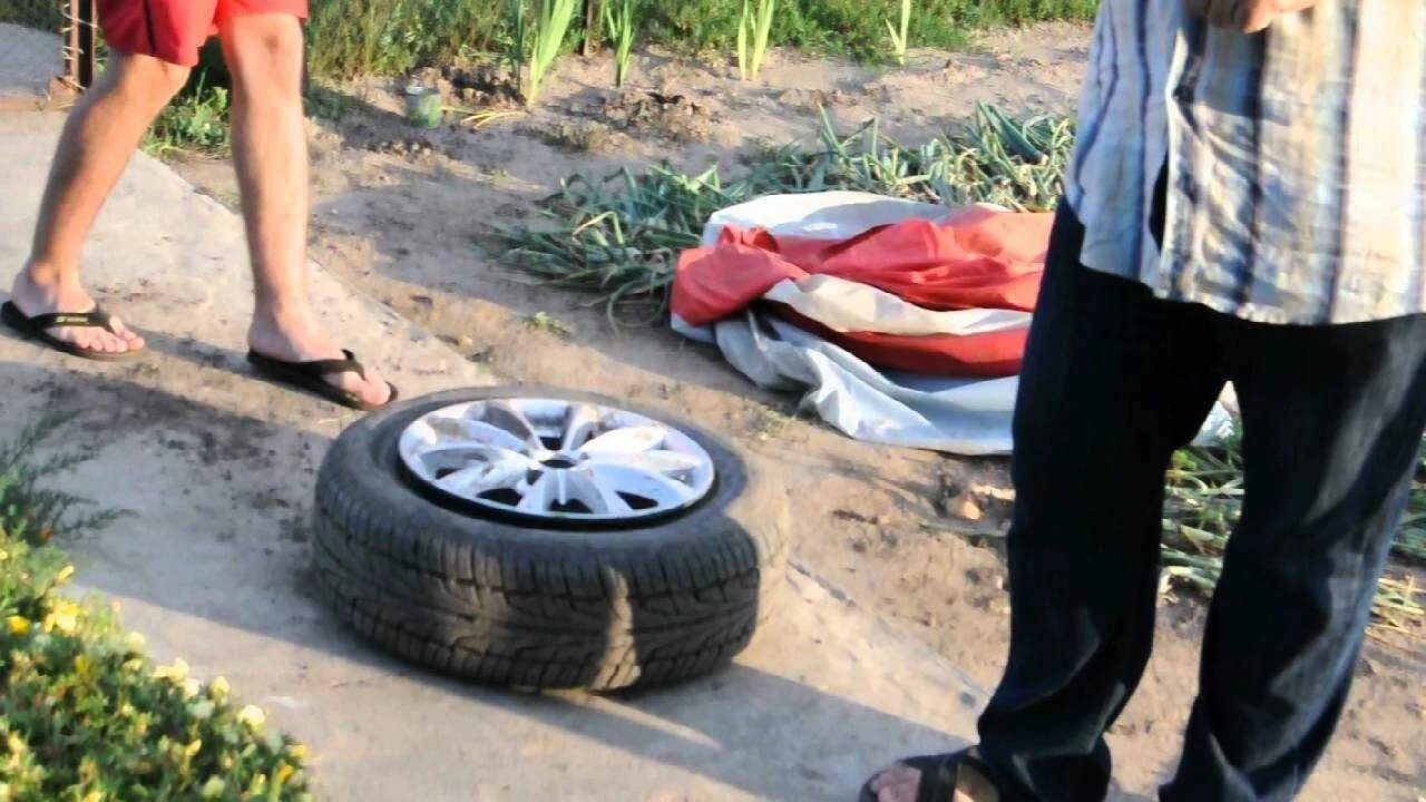 Накачать колесо видео. Топливо из автомобильных покрышек. Накачиваем колесо без насоса. Как накачать колесо без насоса. Накачка шины взрывом.