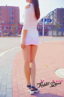 Pretty Chinese lass sends you a snapchat.