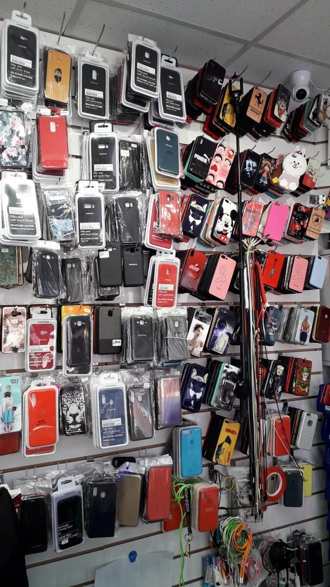 дешевый магазин сотовых телефонов. современные телефоны. китайские телефоны. магазин телефонов айфон. смартфоны на прилавке.