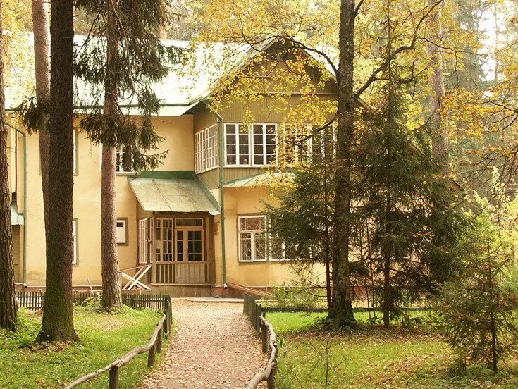 Поселок чуковский. Дом музей корнея чуковского в переделкино. поселок переделкино чуковский. дача корнея чуковского в переделкино.