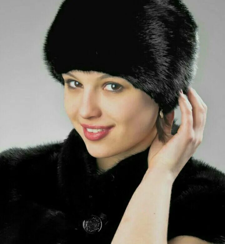 Шапка под норковую шубу. Вязаная шапка к норковой шубе. Шапки норковым шубам. Шапка ушанка с норковой шубой. Шапка под розовую шубу.