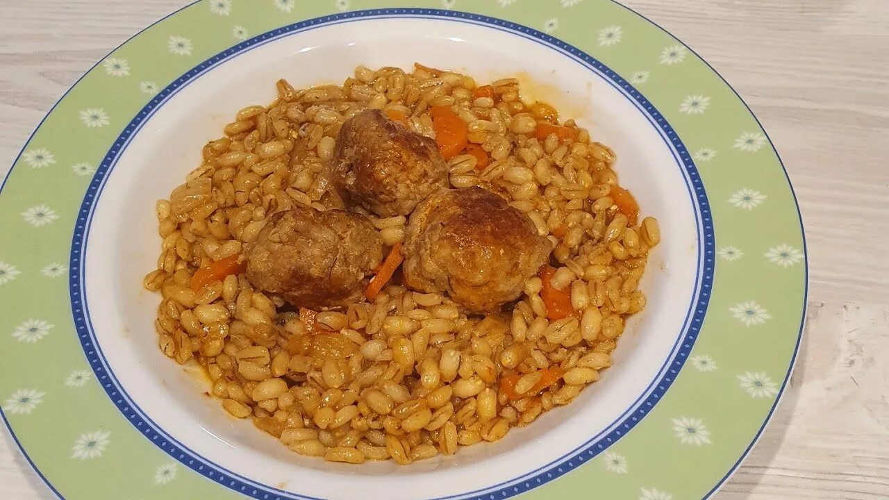 Тефтели в духовке в сметанном. Рис с тефтельками в сметанном соусе. Гречка с тефтелями в духовке. Тефтели гречаники. Фрикадельки из индейки в сливочном соусе.