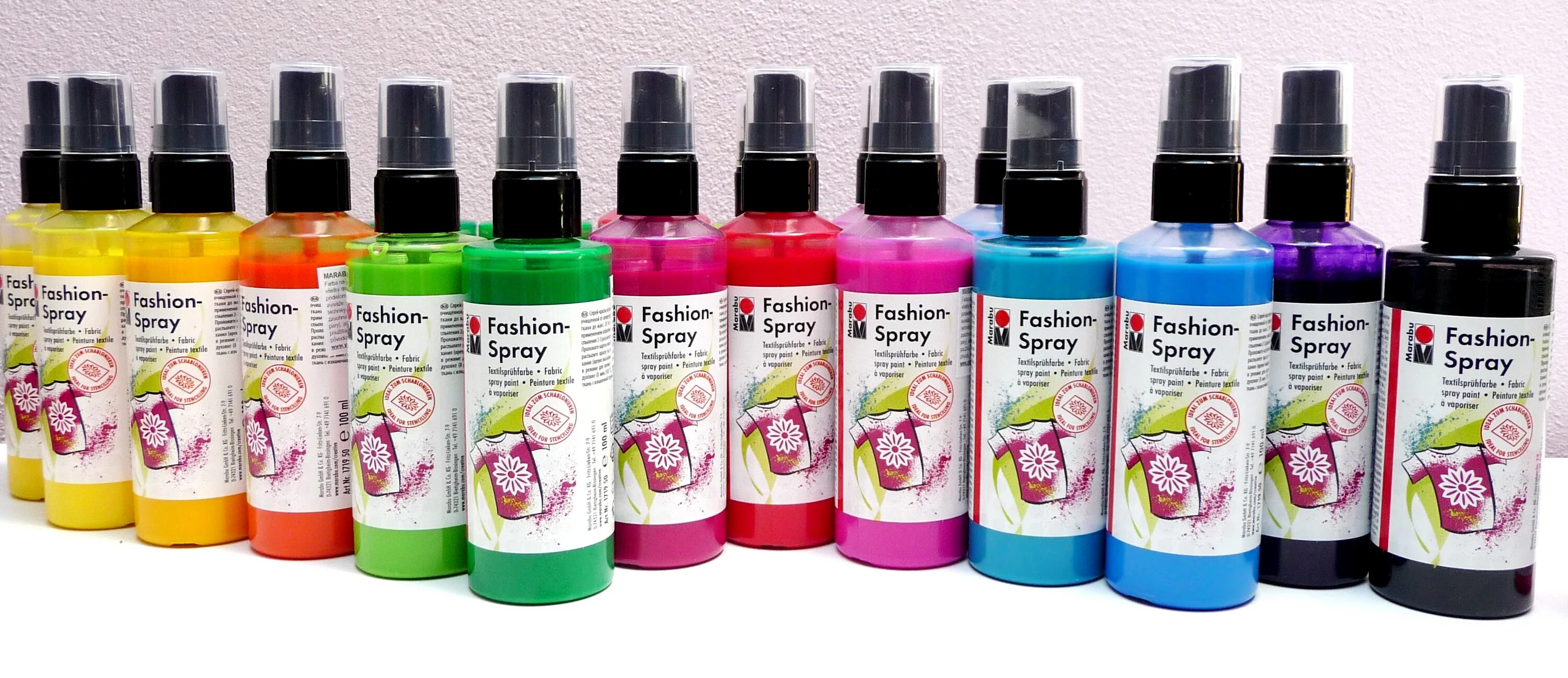 Краски магазин одежды. Необычные витрины магазинов. Магазин красок интерьер. Спрей краска для ткани несмываемая аэрозоль черная. Краски магазин одежды.