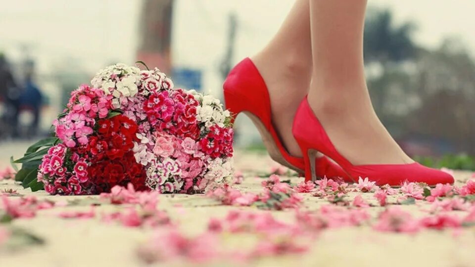 Топоча каблуками по пустынной палубе. Цветы в туфле. Цветы к ногам женщины. Ноги в цветах. Ноги девушки в цветах.