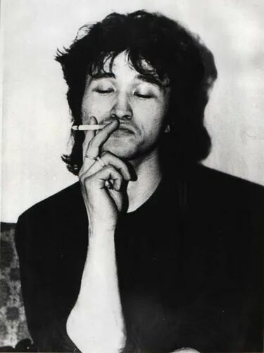 Цой 4к. Виктор цой с сигаретой. Виктор цой курит. Виктор цой курит. Виктор цой с сигаретой 1988.