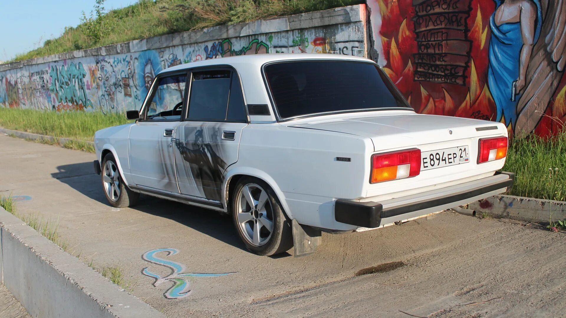 Ваз 2105 белая. Ваз 2107 белая. Ваз 2107 боевая классика белая. Ваз 2105 белая на work equip. Белые вазы тюнинг.