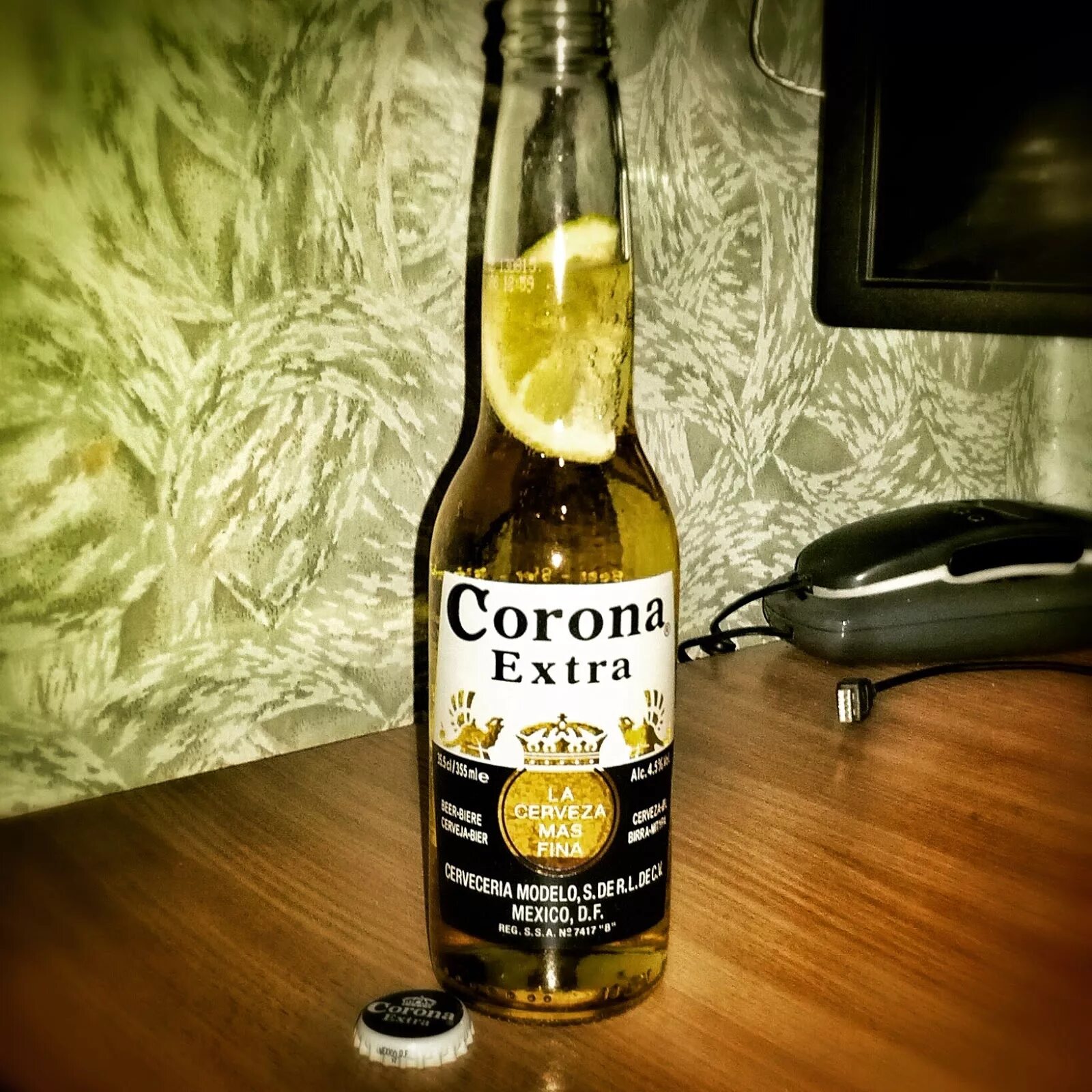 Corona extra с лаймом. Как правильно пить корону экстра. Corona extra с лаймом. Corona extra с лимоном. Как правильно пить корону экстра.