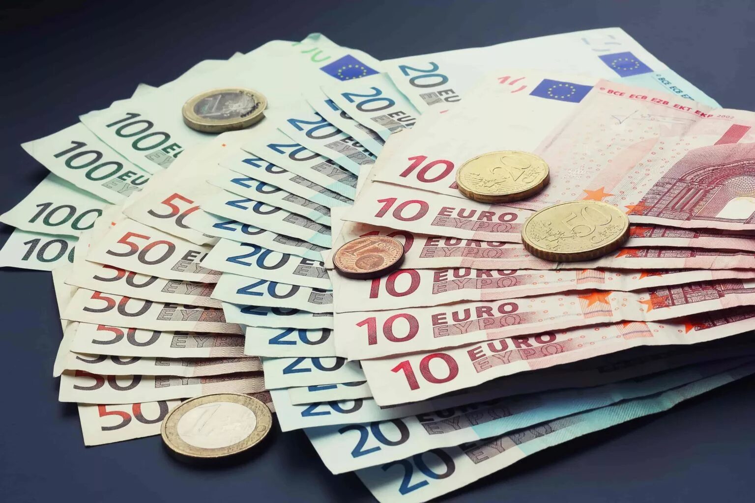 Евро валюта. Валютный курс. Деньги евро. Валюта фото.