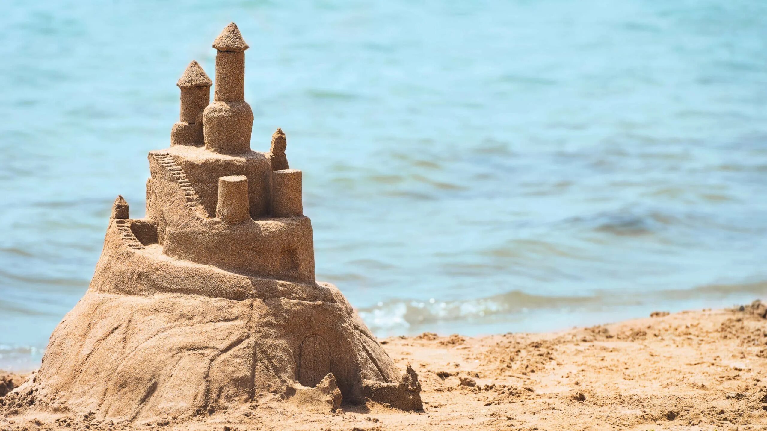 Крепость песок. Семья строит замок из песка. Make a Sandcastle. Sand Castle Flashcard. Замок из песка дорама