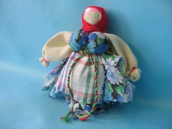 Тряпичная кукла закрутка. Народная тряпичная кукла закрутка. Куколка из тряпочек. Традиционная народная кукла. Народная тряпичная кукла на ложке архангельская.
