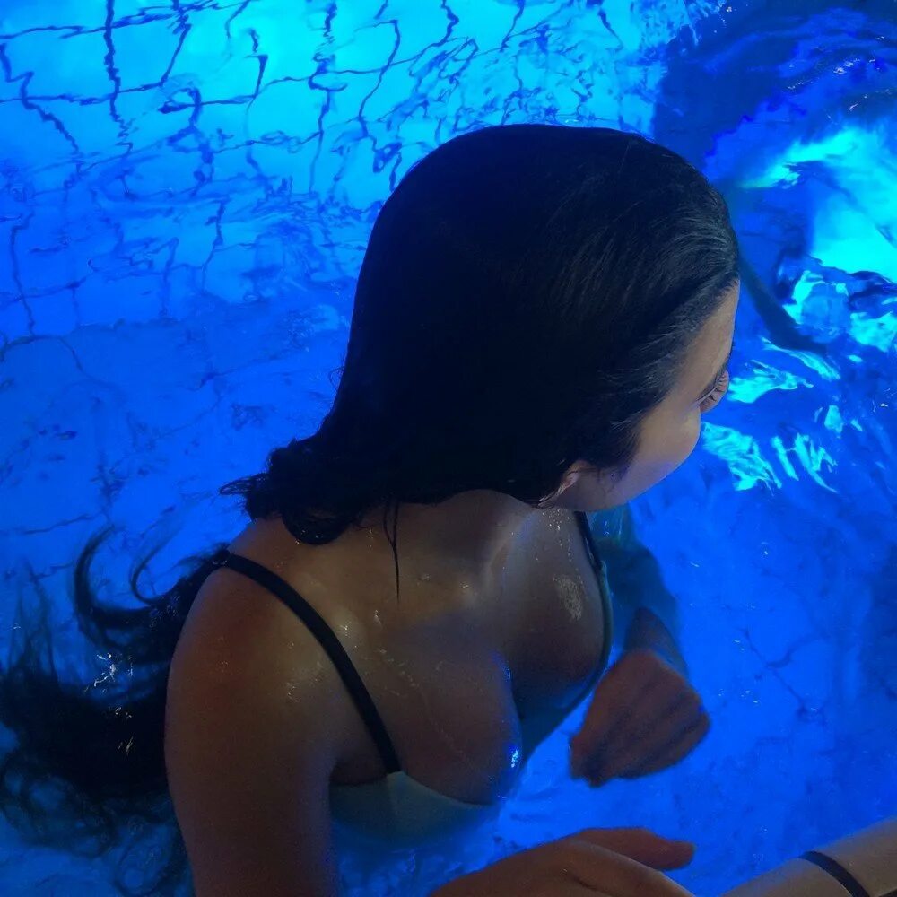 Девушка в бассейне ночью. Девушка в бассейне ночью. Девушка в бассейне вечером. Девушка море вечер. Бассейн ночью.