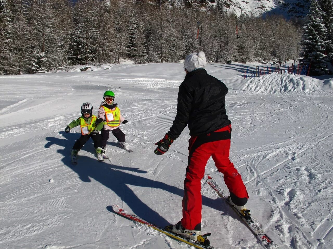 Роза хутор лыжники. Инструктор горные лыжи. Инструктор по горным лыжам. Работа инструктором по горным лыжам. Горные лыжи красная поляна.