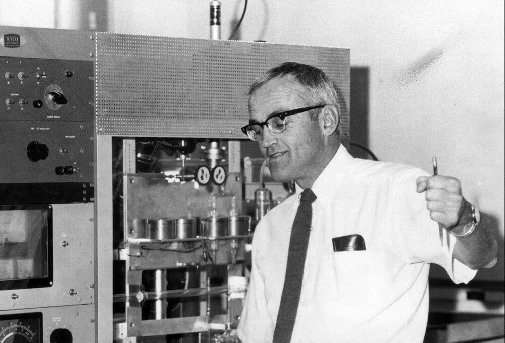 Клер кэмерон паттерсон. Клэр кэмерон паттерсон. Клэр паттерсон. Клэр камерон паттерсон. Паттерсон ученый.