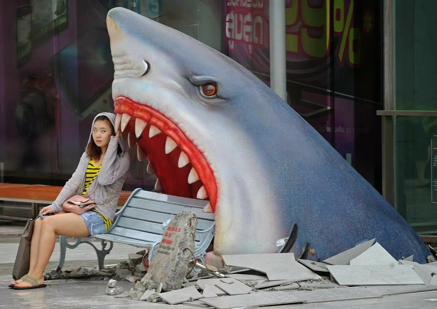 Покажи самый классный. Самые смешные акулы в мире. Необычные смешные картинки. Акулы в торговом центре. Стрит арт акула.