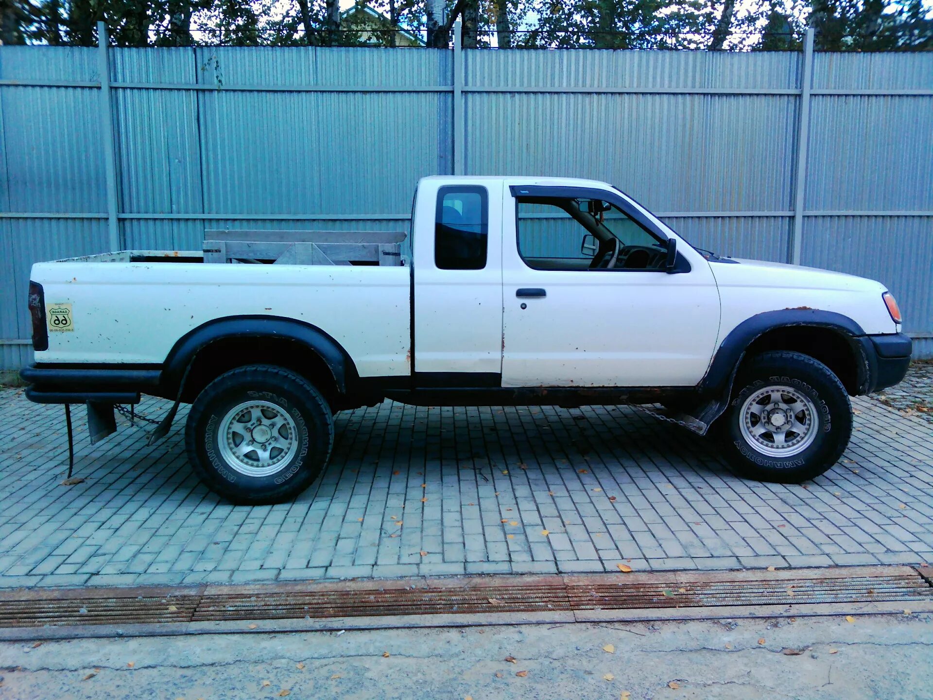 Пикапы вес. Nissan Pickup d22. Ниссан Pickup 1997. Nissan Pickup d22 Crev. Nissan pick up силовой бампер.