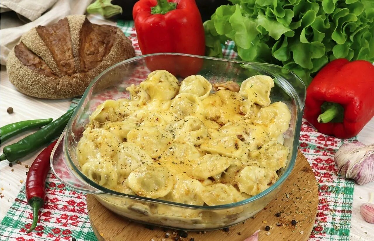 Пельмени по царски в духовке. Пельмени в духовке. Пельмени запеченные с сыром. Пельмени в духовке с сыром. Пельмени в духовке с сыром.