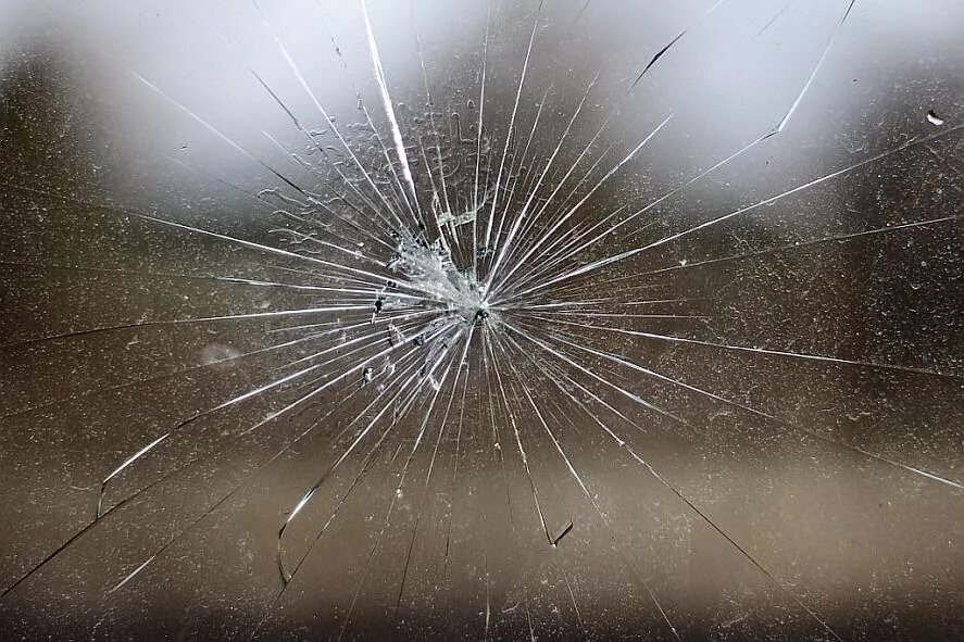 Разбитое стекло. Трещина стекла. Трещина на стекле текстура. Трещины разбитого стекла.