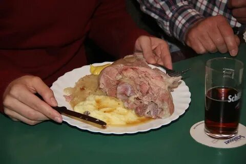 Ледяная нога свиная рулька с кислой капустой