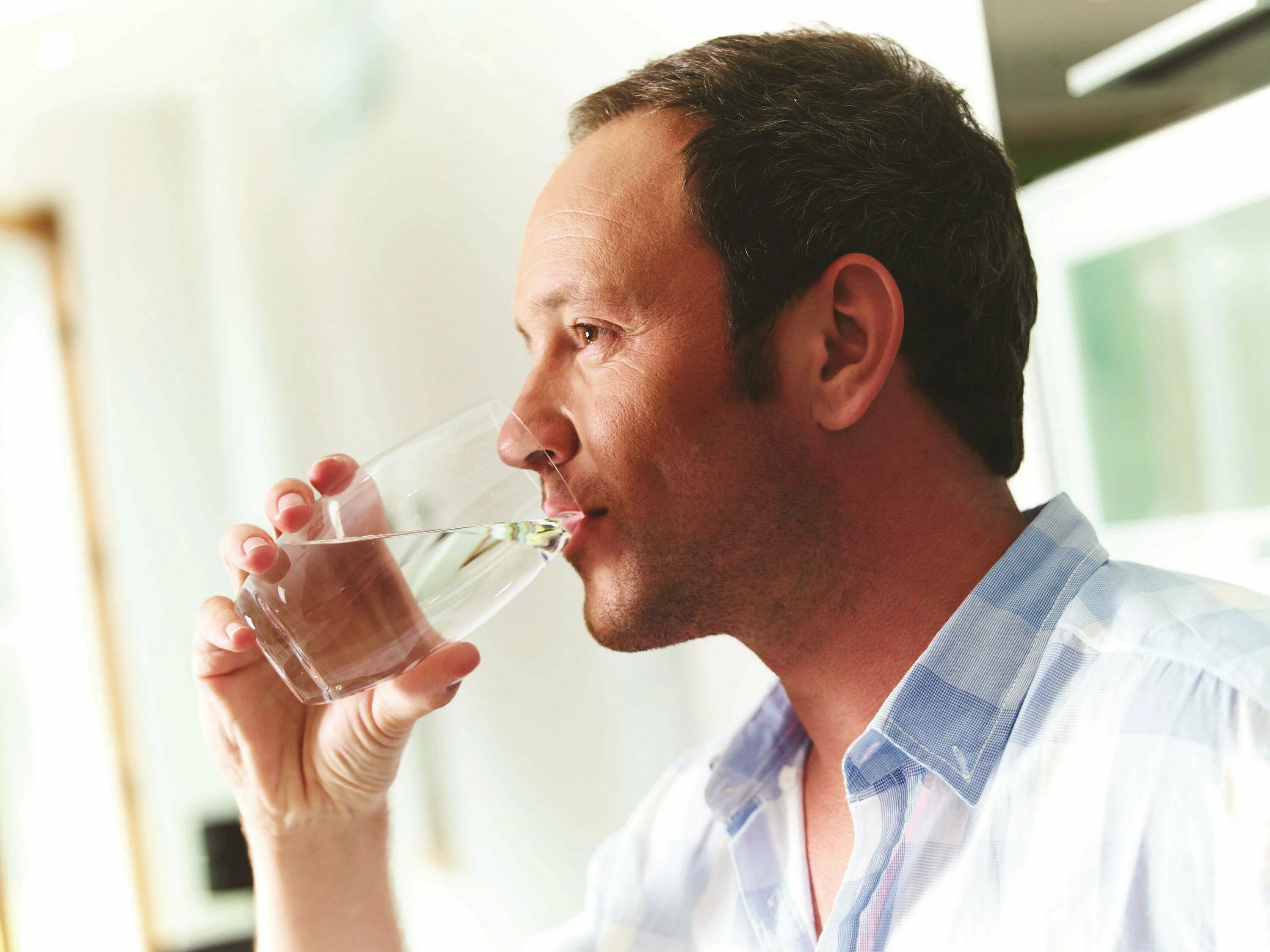 Пьющий муж отзывы. Мужчина пьет воду. Мужчина пьет воду из стакана. Пьет из стакана. Мужчина со стаканом воды.