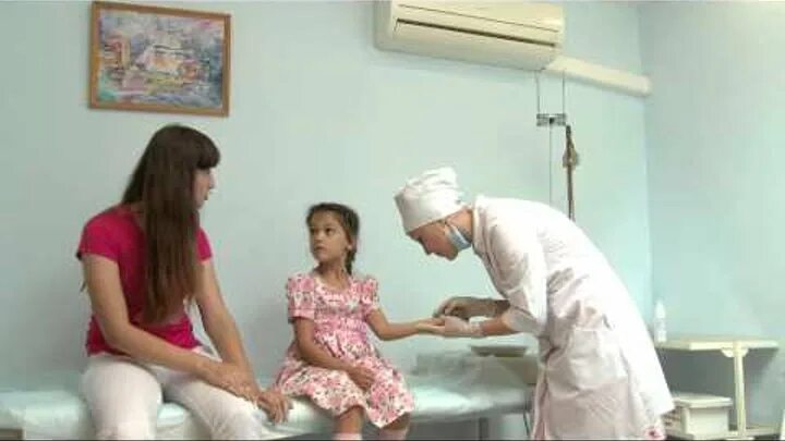 Укол в ягодицу детям в больнице. Прививка в школе. Вакцинация школьников. Вакцинопрофилактика у детей. Уколы детям в школе.