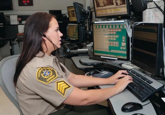 Диспетчерская 911 сша. 911 служба спасения сша. Диспетчер службы спасения 911. Диспетчер службы спасения 911. Служба 911 сша.